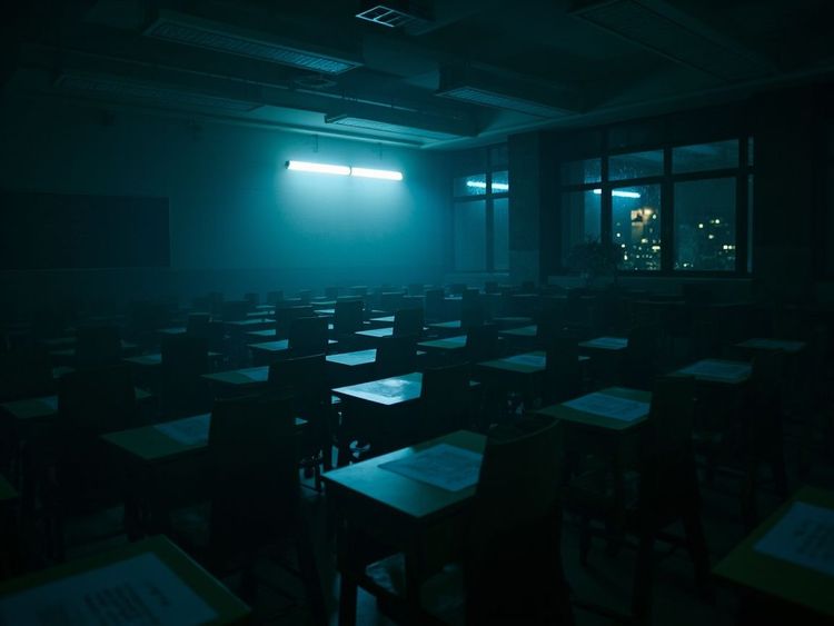 夜里空荡的考场教室