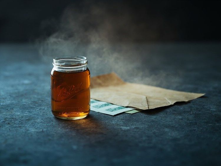 一只发着光的枫糖浆玻璃罐，旁边是一个空瘪的信封
