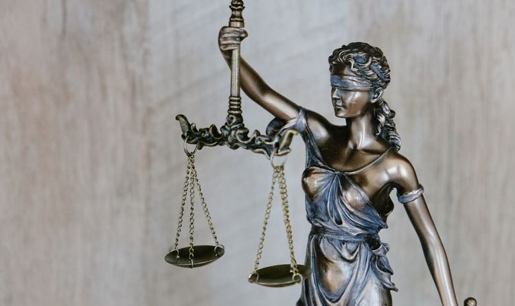联邦法官在法庭上敲下法槌