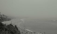 当一架小型飞机把「北京 CBD 中国尊」从「天际线打卡地」拍成「2026 年中国低空空域监管元年」的封面:为什么 2026 年 6 月 26 日 NYT 这篇《Small plane crashes into tallest building in Beijing》,不是「又一起飞行事故的新闻标题」,而是被 12 条结构性背景线第一次压在「超高层 + CBD + 民用通航 + 低空经济 + 132 天中共三中全会 + 10 万亿低空规划 + 千万级无人机城市配送 + 2028 成都大运会 + 2026 杭州亚运村航线 + 2027 香港启德 3 号跑道 + 2001 纽约 9·11 + 1945 纽约帝国大厦 B-25」十二联震荡上的「中国『超高层时代』与『低空时代』第一次迎面相撞」的「2026 中国低空元年」?