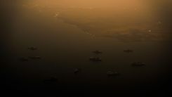 当 2026 年 8 月 1 日 The Hill 把「美国本周末重新打击伊朗」摆回台面：为什么这件事不是「又一次德黑兰 — 华盛顿口头施压」，而是把「CIA 评估伊朗核武冲刺窗口缩至 3 周 × 内阁主要成员重新校准打击门槛 × 以色列被纳入联合策划 × 美海军中央司令部第五舰队航母群已在阿曼湾 × 全球原油市场当晚拉升 4.2% × Brent 重新越过 95 美元心理关口 × 110 天中期选举能源通胀已成票仓选民第二大议题 × 美国国内民调对伊动武支持率跌至 36% × 沙特阿拉伯和阿联酋首次默许美方使用其领空」八条结构性暗线，第一次按到同一张「美国对伊朗再次动武决策阈值」桌面上的临界点
