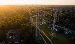 当 Georgia Power 的 1000 英里输电线要穿过 Ansley Brown 的童年住宅——为什么 2026 年 7 月「AI 数据中心抢地」这件事不是「又一次公用事业工程」
