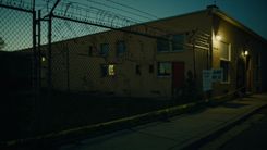 当 2026 年 7 月 17 日 CBS News 把「科罗拉多州 Aurora 市 ICE 拘留中心外包公司员工向合法示威者开枪、伤一人、被当场逮捕」摆上头条：为什么这条被英文媒体压缩成 4 段简讯、被中文媒体基本过滤掉的新闻，不是「又一个 ICE 周边零星摩擦」，而是「ICE 拘留私有化 23 年规模首次撞上美国州级持枪法红线 + 1995 年《私人监狱执法法案》以来承包公司员工不在联邦执法人员豁免清单 + 科罗拉多 2019 红旗法 + 2013 扩大背景调查法 + 2024 高容量弹匣禁令 + 110 天中期选举 CO-08 Yadira Caraveo 接替选区 3-way 战 + Aurora 26% 西语裔 + 1.9 万华裔居民 + ICE 拘留 2024-2025 死亡事件累计 12 起 + 反 ICE 运动 2026 H1 同比 +38% + ACLU CO 7-17 同步发声明」十一件事，第一次被同一场「私人拘留承包公司员工 + 抗议者 + 0.40 口径手枪 + 现场逮捕 + 联邦 vs 州管辖」按在同一张桌子上？