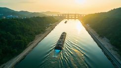 当 2026 年 8 月 1 日宁德时代把「电池银行」摆上平陆运河 134.2 公里水面：为什么这件事不是「又一次基建 + 新能源合作的官宣」，而是把「新中国首条江海直达运河 × 广西 65 米水位落差 × 马道枢纽 29.6 米省水船闸世界纪录 × 宁德时代从车用电池霸主跨界内河航运 × 电池银行租电服务降低 5,000 艘内河船东门槛 × 风光储微电网沿运河全线布局 × 西南地区出海运距缩短 560 公里 × 9 月通航 + 全面电动船舶管理 × 西部陆海新通道 4.4 万亿元投资闭环 × 内河航运碳排放基线 2,350 万吨」十条结构性暗线，第一次按到同一张「江海直达 + 绿色航运 + 西部出海通道 + 电池租电商业模式 + 中国动力电池跨界」桌面上的临界点