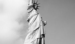 当 2026 年 7 月 16 日 CBS News 把「CISA、DOJ、FBI、EAC 选举安全线 四家、几年内累计裁掉数千人」摆上公开文本:为什么这件事不是「又一次机构瘦身」,而是「110 天后中期选举前的选举安全防线」第一次被「人事 + 预算 + 司法调查权限 + 提名冻结」四把刀同时按在同一道门缝上?
