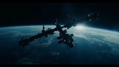 当 ISS 头顶上 16 条裂缝开始「拉链式崩开」,NASA 把 5 名宇航员塞进了 SpaceX Dragon