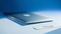 当 Tim Cook 把 MacBook Pro 标价从 $1,699 抬到 $1,999,他在改写的不是 Apple 的价格表,而是 2026 年「AI 时代的第一张消费电子税账单」