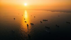 当 7 月 20 日 The Hill 把胡塞武装「封锁沙特」这条标题按到桌面上:为什么 2026 年红海航运、全球能源、和 110 天中期选举都被同一只手同时推到第 11 段台阶
