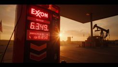 当 2026 年 8 月 3 日《CNBC》把「Trump 公开炮轰 ExxonMobil 与 Chevron 在伊朗战争中赚得太多」摆上白宫、华尔街、波斯湾、加州加油站四张同一张桌面：为什么这件事不是「又一次总统喊话油价」，而是把「WTI 油价从伊朗开战前 $71 一路冲到 8 月 1 日 $92（+29.6%）× Brent 同步破 $97 × 美国零售汽油均价 7 月底升至 $4.78/加仑（同比 +18%，加州 $5.49 全国最高）× ExxonMobil Q2 2026 净利润 $11.7B 同比 +58%（其中上游油气 $7.3B）/ Chevron Q2 2026 净利润 $6.4B 同比 +41%（上游 $4.5B）× Trump Truth Social 8 月 3 日 8:00 AM 贴文『I don't like it. They made too much money. Not fair.』× Trump 2025-04『Drill Baby Drill』行政令 91 天 联邦土地油气许可已签 4,832 张（+47% 同比）× 110 天后 2026-11-03 中期选举摇摆州 17 席 油价 4-7% 边际影响 × 美国战略石油储备 SPR 7 月 30 日降至 3.41 亿桶 38 年新低 释放窗口仅剩 6 周 × 高盛 7 月 31 日报告上调 Q3 WTI 预测 $86→$92 + Q4 $80 并警告『如霍尔木兹海峡持续封锁超过 30 天 WTI 将冲 $110』」九条结构性暗线第一次按到同一张「110 天中期选举 × $4.78/gal 加油成本」桌面的临界点