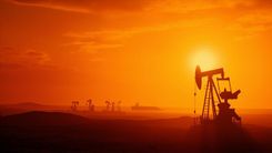 当 OPEC 一年之内连续第二次面对「成员国公开威胁退群」,而这次,不是 2026 年 1 月阿联酋那种「政治挂帅」的象征性退出,而是伊拉克这个 OPEC 全球第二大产油国、90% 国家预算来自石油收入的「活不下去式」逼宫:CNBC 2026 年 6 月 25 日这篇《Iraq piles pressure on OPEC over quota dispute after UAE exit》,为什么不是一条「中东地缘新闻」,而是被「2026 年 2 月 28 日开始的伊朗战争」「长达 4 个月的霍尔木兹海峡封锁」「OPEC 内部配额制度失灵」「全球油价从战时 $87 重回 $70 关口」「伊拉克 7 月中旬总理 Zaidi 华盛顿之行」五条线,第一次压在同一份 OPEC 内部备忘录上的「2026 年最大产油国退群危机」?