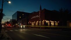 当 2026 年 7 月 17 日晚一颗子弹在 Phoenix 2035 N. Central Avenue 撞上 ICE ERO 执法大楼外墙、连 FBI 都罕见地用「独立调查」定性这一刻：为什么 The Hill 这条 18:48 UTC 简讯，不是「又一起孤立的暴力事件」，而是把「ICE Maine 致命枪击（7/14）+ ICE Houston 致命枪击（7/7）+ ICE 路边拦截 7/14 联邦叫停 + Maricopa 县 ICE 单月拘留 1,892 人 + DHS OIG 2025-09 SAVE/ERO 审计 + 8/21 县—州—联邦三角法庭裁决 + AZ-7 9/23 特别选举 + AZ-1/AZ-6 11/3 中期选举 + 540 万美国华人 + 亚利桑那 4.7 万 AAPI 选民」十件事，第一次被同一颗子弹按在同一张桌子上？