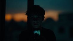 当 2026 年 8 月 1 日《Fortune》把「四名青少年自杀点燃针对 Meta、TikTok、Snap、YouTube 的新诉讼」摆到「算法产品责任 × Meta Q2 利润 -14% × KOSA 立法拉锯 × 110 天中期选举家长焦虑」桌面：为什么这件事不是「又一桩科技平台集体诉讼」，而是把「1996 Section 230 三十年沉积 × 2021 Frances Haugen Instagram 内部幻灯片 × 2022 U.S. Surgeon General 公开咨询 × 2023 Anderson v. TikTok 算法产品责任第三巡回裁定 × 2024-07-25 KOSA 参议院 91-3 通过 + 2025-08 众议院搁置 × 2026-06 Snap 14 岁以下和解框架 × Meta 2026 Q2 24 亿美元法律拨备 + -14% 利润 × 30+ 州双党派总检察长联盟 × 110 天中期选举 18-29 岁摇摆州 67% 关注儿童安全 × 联合国儿童基金会 2026 数字儿童白皮书」十一条结构性暗线，第一次按到同一张「美国青少年 × 平台 × 推荐算法」桌面上的临界点