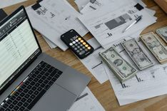 当 7 月 23 日 Tesla 在盘后把 2,140 亿美元市值一笔抹掉、Musk 在电话会上说出「能多快花就多快」:为什么 2026 年 7 月这件事不是「又一次电动车股的财报过山车」,而是把「AI 资本支出狂飙 × 自动驾驶监管节奏 × 110 天中期选举前消费者信心 × 私募信贷市场对 Musk 系公司再融资风险定价」四件事,第一次被同一张 Q2 财报的电话会议按到同一张桌面上的临界点