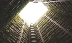 当 Fortune 把美国财政部 2026 年这条「39 万亿联邦债务 + 85% 新发都是 T-bills + 20% 存量 4 个月到期 + suddenly hawkish Fed」的故事放在头版头条,然后 Beth Hammack 用一句「For the first time in my tenure」、Warsh 主席鹰派转向、Hoisington 30 年翻空、BofA 三次加息预测、油价二次冲高、Hyperscaler 3500 亿发债、德国 8000 亿建军 这十件事一次性钉在「2026 年 7 月 20 日这个周一开盘前 8 小时」之上时,为什么说这条新闻不是「又一个『债务上限 / 评级下调 / X-date 倒计时』的故事」,而是「美国主权债市场 7 年内首次结构验证 + 7 月 29 日 QRA 公告共振点 + 540 万 AAPI 跨代户 + 中国 QDII + 1030 亿美元/家庭」这十二件事第一次按在同一张桌子上?