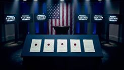 当特朗普 7 月 16 日 21:00 EDT 黄金时段把「中国干预美国大选 + 选民数据被接触 + 5 份解密封件」摆上白宫东厅：为什么这不是「又一次总统级未经证实的指控」，而是 110 天中期选举倒计时 + 47 年来第一次「白宫 + 国务院 + 司法部 + ODNI 四方同时解密」+ 参议院情报委员会副主席 Mark Warner 当场定性 'incredible lies' + CIA 6 天来第二次被摆上被告席 + 7 个摇摆州州务卿 24 小时内被迫出联合声明的「2026 中期选举首张正式公开牌」？