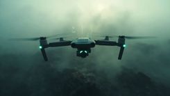 当一台「装了 GPU 的 FPV 无人机」自己决定按下扳机:乌克兰的 Saker 测试,如何把「自主武器」的边界从「PPT」推到了「真的炸了」